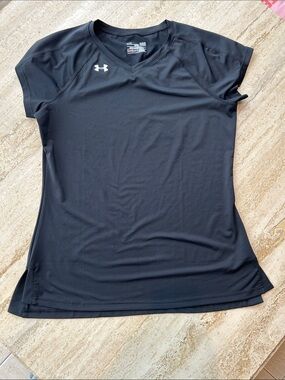 Under Armour Women’s Black Performance V-Neck Tee size L